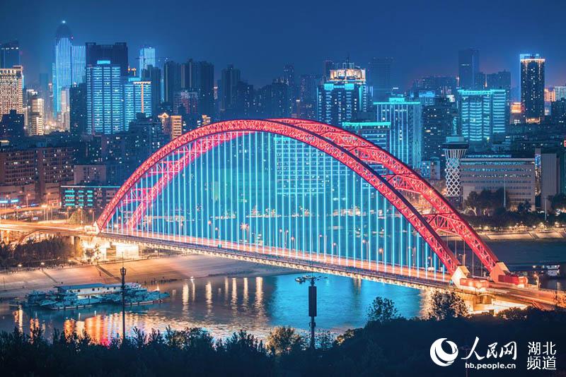 震撼！LED幕墻燈光技術(shù)助力70周年大型燈光秀，告白祖國(guó)！